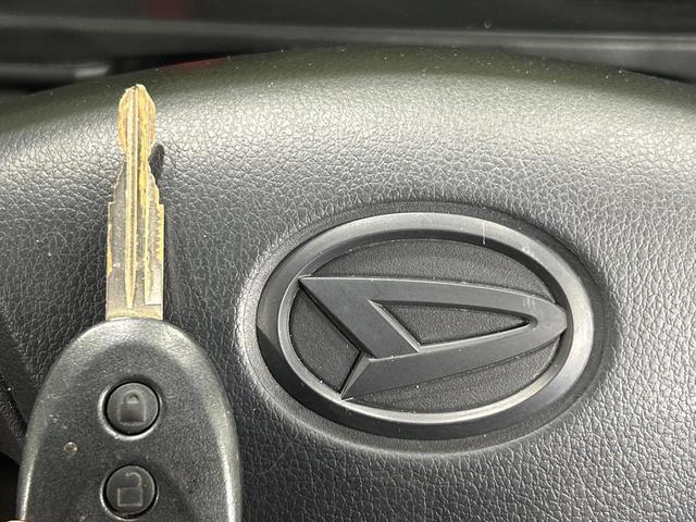 ハイゼットカーゴ ＤＸ　ＳＡＩＩＩ　純正オーディオ　ＣＤ再生　キーレスキー　禁煙車　アイドリングストップ　ヘッドライトレベライザー　リヤコーナーセンサー　横滑防止装置　踏み間違え防止　先行発信お知らせ機能　プライバシーガラス（6枚目）