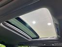 【サンルーフ】開放感たっぷりの希少装備、サンルーフが装着されています！車内に明かりを取り入れたり景色を楽しむ以外にも、車内の空気も簡単に換気できて快適です！