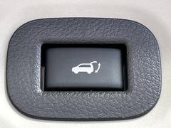 【パワーバックドア】スマートキーや運転席のボタンを押すだけでリアゲートが自動で開閉します！荷物を持っている時や、高い位置にあるバックドアを閉める際に便利な機能です♪ 7