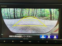 【バックカメラ】駐車時に後方がリアルタイム映像で確認できます。大型商業施設や立体駐車場での駐車時や、夜間のバック時に大活躍！運転スキルに関わらず、今や必須となった装備のひとつです！ 4