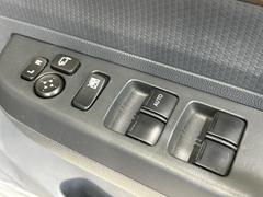 【電動格納ミラー】サイドミラーは電動格納式となっており、狭い駐車場でもキズがつくリスクを抑えられます。 5