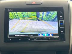 【バックカメラ】駐車時に後方がリアルタイム映像で確認できます。大型商業施設や立体駐車場での駐車時や、夜間のバック時に大活躍！運転スキルに関わらず、今や必須となった装備のひとつです！ 4