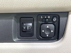 【電動格納ミラー】サイドミラーは電動格納式となっており、狭い駐車場でもキズがつくリスクを抑えられます。 7