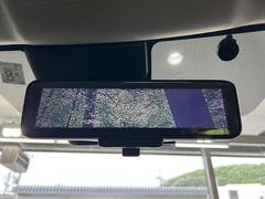【インテリジェントルームミラー】後席の大きな荷物や同乗者で後方が確認しづらい時でも安心！カメラが撮影した車両後方の映像をルームミラー内に表示。クリアな視界で状況の確認が可能です！ 5