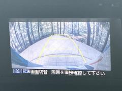 【バックカメラ】駐車時に後方がリアルタイム映像で確認できます。大型商業施設や立体駐車場での駐車時や、夜間のバック時に大活躍！運転スキルに関わらず、今や必須となった装備のひとつです！ 4