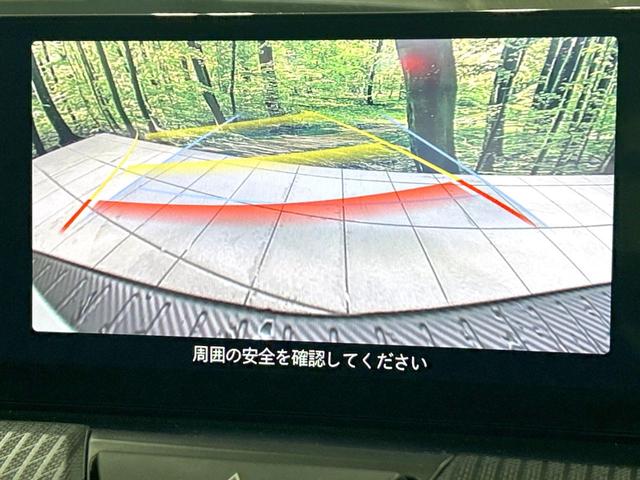 【バックカメラ】駐車時に後方がリアルタイム映像で確認できます。大型商業施設や立体駐車場での駐車時や、夜間のバック時に大活躍！運転スキルに関わらず、今や必須となった装備のひとつです！