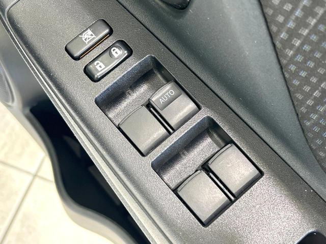 ヴィッツ ハイブリッドＦ　セーフティセンス　ナビ　バックカメラ　ＥＴＣ　クリアランスソナー　オートハイビーム　車線逸脱警報　先行車発信お知らせ機能　オートエアコン　ＣＤ／ＤＶＤ再生　電動格納ミラー　禁煙車　ワンオーナー（31枚目）