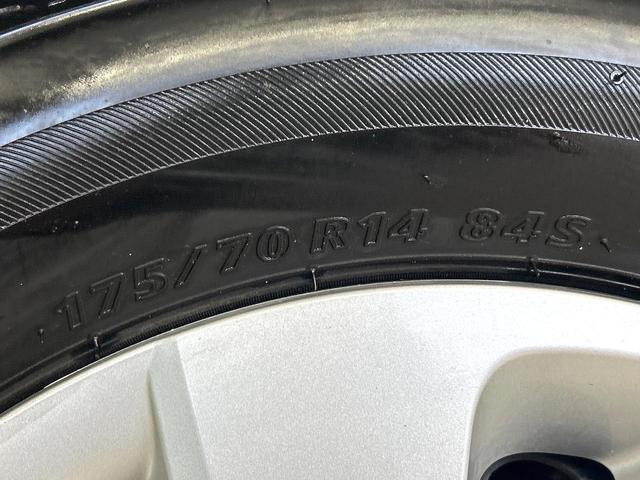 ヴィッツ ハイブリッドＦ　セーフティセンス　ナビ　バックカメラ　ＥＴＣ　クリアランスソナー　オートハイビーム　車線逸脱警報　先行車発信お知らせ機能　オートエアコン　ＣＤ／ＤＶＤ再生　電動格納ミラー　禁煙車　ワンオーナー（47枚目）