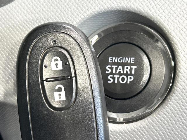 【キーレススタートシステム】カバンやポケットに入れたままでもドアの施錠・解錠が可能なスマートキーを装備。エンジンのオン・オフ時もカギを取り出す必要が無いからとっても便利です♪