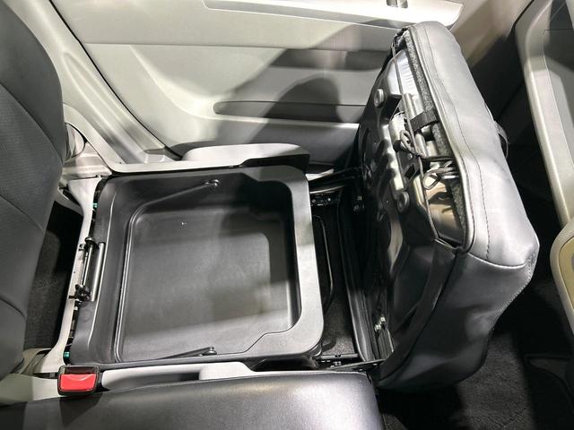 【シートアンダーボックス】シートの下に大容量の収納スペースが備わっており、靴や洗車グッズなど、外から見られたくないものをすっきり収納できて便利！