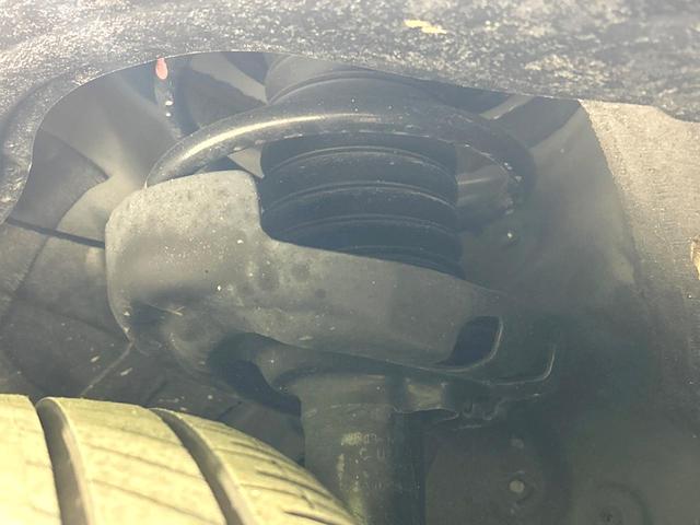 お車を安心してお乗りいただく為には、足回りの定期点検が欠かせません。サービスサポート（有償保証）では無料点検もご提供しており、安心のカーライフをお過ごしいただけるサポート体制が整っています。