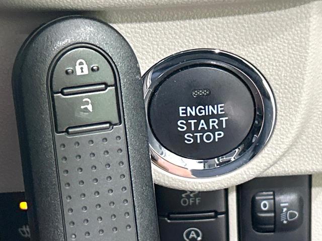 【キーフリーシステム】カバンやポケットに入れたままでもドアの施錠・解錠が可能なスマートキーを装備。エンジンのオン・オフ時もカギを取り出す必要が無いからとっても便利です♪