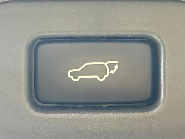 【パワーバックドア】スマートキーや運転席のボタンを押すだけでリアゲートが自動で開閉します！荷物を持っている時や、高い位置にあるバックドアを閉める際に便利な機能です♪