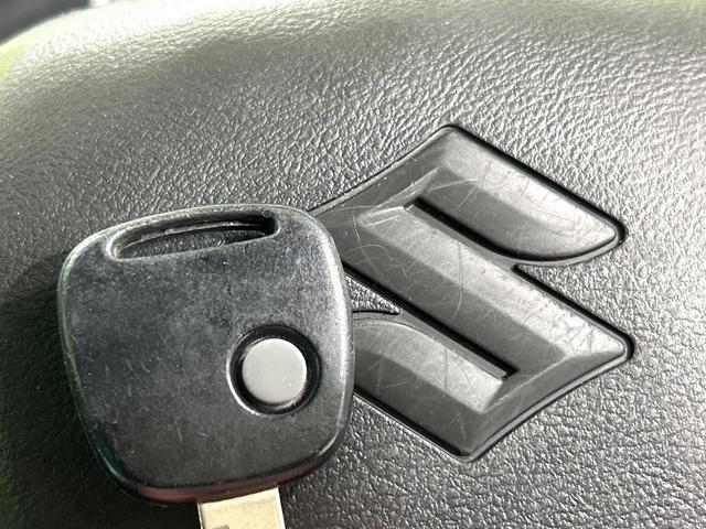 【キーレス】少し離れた場所からでもボタン一つでドアの開錠・施錠ができるのでとっても便利！ドアの鍵穴周りに傷をつけることもありません♪