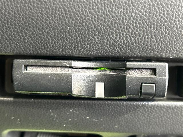 ＭＰＶ ２３Ｔ　ターボ　純正ナビ　フリップダウンモニター　バックカメラ　両側パワスラ　ＨＩＤヘッドライト　スマートキー　リアオ－トエアコン　ＥＴＣ　オ－トエアコン　禁煙車　ワンオーナー（7枚目）