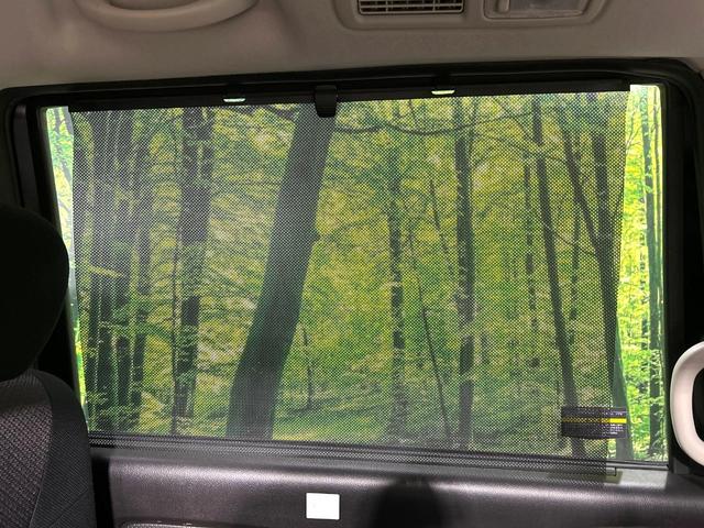 【ロールシェード】日差しや車外からの光が眩しいときにサッと引き出して使える、ロール格納タイプのサンシェードを装備。後席に乗ったお子様がウトウトしだした時など、ぜひご活用ください♪