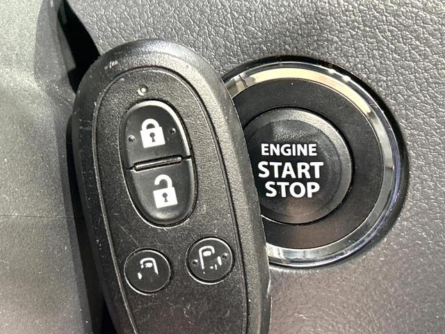 【キーレススタートシステム】カバンやポケットに入れたままでもドアの施錠・解錠が可能なスマートキーを装備。エンジンのオン・オフ時もカギを取り出す必要が無いからとっても便利です♪