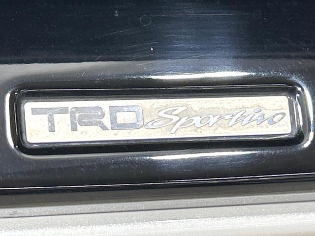 【ＴＲＤエアロ】人気のＴＲＤエアロを装備！クルマの外観がよりスタイリッシュになり、街中で存在感あふれる１台に♪将来買い替える時にもリセールに影響しやすく、価値ある人気の装備です！
