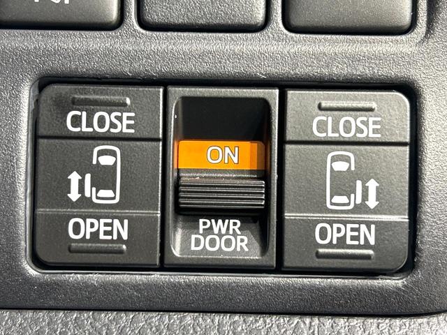 【両側パワースライドドア】スマートキーや運転席のスイッチで後席両側スライドドアの開閉が可能♪電動だから力を入れてドアを開ける必要が無く、小さなお子様でも簡単に開け閉めでき快適です♪