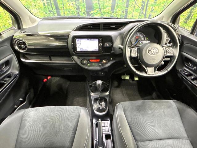 ヴィッツ ハイブリッドU 純正ナビ バックカメラ シ-トヒ-タ- セ-フティセンス クルーズコントロール LEDヘッドライト スマートキー Bluetooth 純正革巻きステアリング 禁煙車 ワンオーナー(2枚目)