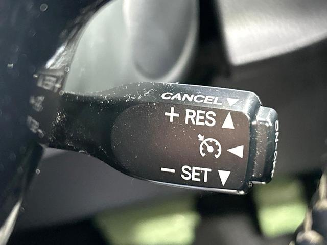 ヴィッツ ハイブリッドU 純正ナビ バックカメラ シ-トヒ-タ- セ-フティセンス クルーズコントロール LEDヘッドライト スマートキー Bluetooth 純正革巻きステアリング 禁煙車 ワンオーナー(7枚目)