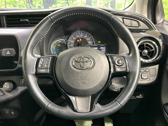 ヴィッツ ハイブリッドU 純正ナビ バックカメラ シ-トヒ-タ- セ-フティセンス クルーズコントロール LEDヘッドライト スマートキー Bluetooth 純正革巻きステアリング 禁煙車 ワンオーナー(11枚目)