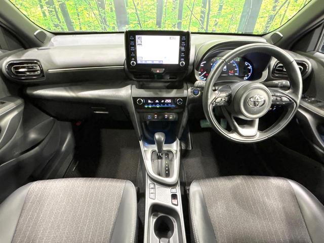 ヤリスクロス ハイブリッドＺ　純正８型ナビ　全周囲カメラ　セ－フティセンス　アダプティブクルーズコントロール　ブラインドスポットモニター　シ－トヒ－タ－　ハ－フレザ－シ－ト　ＬＥＤヘッドライト　ＥＴＣ　禁煙車　ワンオーナー（2枚目）