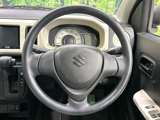 �C���e���A�ɍ��킹���f�U�C���̃X�e�A�����O�́A�^�]�������̂��Ƃ��l���A�^�]���₷���`��A�傫���ł��B�����x�A���ۂɐG���Ă��m���߂��������B