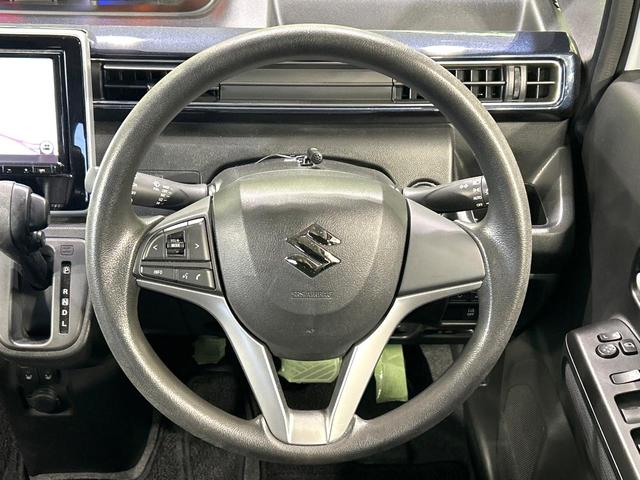 �C���e���A�ɍ��킹���f�U�C���̃X�e�A�����O�́A�^�]�������̂��Ƃ��l���A�^�]���₷���`��A�傫���ł��B�����x�A���ۂɐG���Ă��m���߂��������B