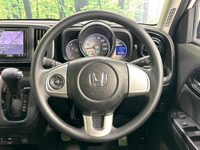 �C���e���A�ɍ��킹���f�U�C���̃X�e�A�����O�́A�^�]�������̂��Ƃ��l���A�^�]���₷���`��A�傫���ł��B�����x�A���ۂɐG���Ă��m���߂��������B