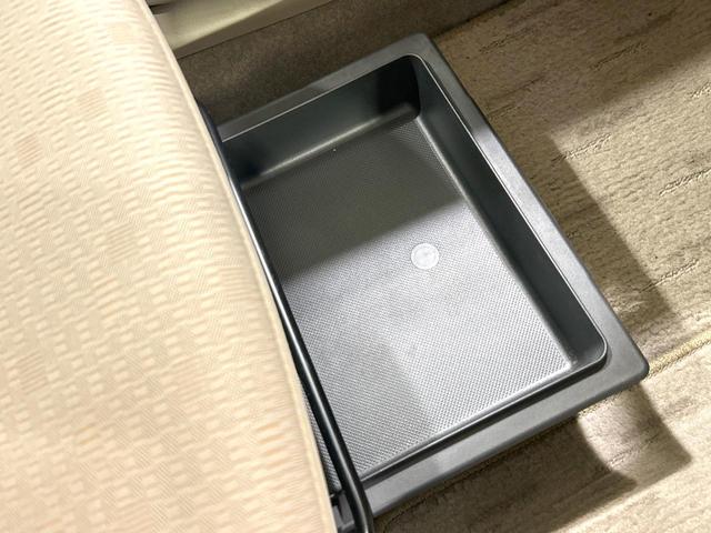 ステラ L 禁煙車 CDオーディオ キ-レスエントリ- 電動格納ミラー CD再生 シートアンダーボックス 盗難防止システム 衝突安全ボディ ドアバイザー ヘッドライトレベライザー トラクションコントロール(6枚目)