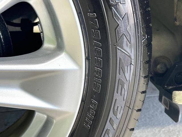 フィットハイブリッド ナビプレミアムセレクション　ガラスル－フ　純正ナビ　バックカメラ　クルーズコントロール　シ－トヒ－タ－　ＨＩＤヘッドライト　ＥＴＣ　純正１５インチＡＷ　スマートキー　パドルシフト　オートエアコン　ＣＤ／ＤＶＤ再生　地デジ　禁煙車（29枚目）