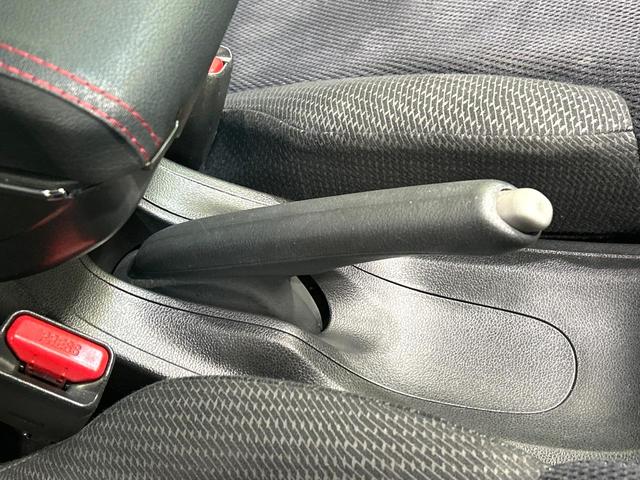 フィットハイブリッド ナビプレミアムセレクション　ガラスル－フ　純正ナビ　バックカメラ　クルーズコントロール　シ－トヒ－タ－　ＨＩＤヘッドライト　ＥＴＣ　純正１５インチＡＷ　スマートキー　パドルシフト　オートエアコン　ＣＤ／ＤＶＤ再生　地デジ　禁煙車（52枚目）