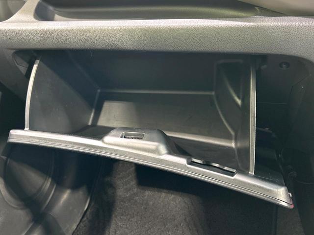 フィットハイブリッド ナビプレミアムセレクション　ガラスル－フ　純正ナビ　バックカメラ　クルーズコントロール　シ－トヒ－タ－　ＨＩＤヘッドライト　ＥＴＣ　純正１５インチＡＷ　スマートキー　パドルシフト　オートエアコン　ＣＤ／ＤＶＤ再生　地デジ　禁煙車（53枚目）