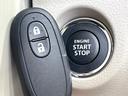 【キーレススタートシステム】カバンやポケットに入れたままでもドアの施錠・解錠が可能なスマートキーを装備。エンジンのオン・オフ時もカギを取り出す必要が無いからとっても便利です♪