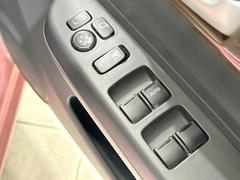 【電動格納ミラー】サイドミラーは電動格納式となっており、狭い駐車場でもキズがつくリスクを抑えられます。 7