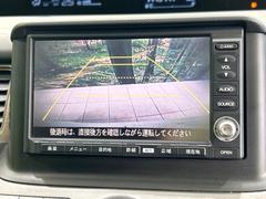 【バックカメラ】駐車時に後方がリアルタイム映像で確認できます。大型商業施設や立体駐車場での駐車時や、夜間のバック時に大活躍！運転スキルに関わらず、今や必須となった装備のひとつです！ 4