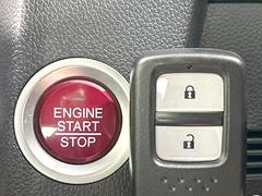 【Ｈｏｎｄａスマートキー】カバンやポケットに入れたままでもドアの施錠・解錠が可能なスマートキーを装備。エンジンのオン・オフ時もカギを取り出す必要が無いからとっても便利です♪ 4