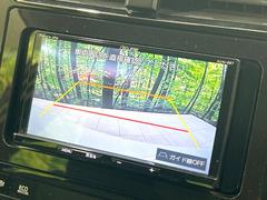 【バックカメラ】駐車時に後方がリアルタイム映像で確認できます。大型商業施設や立体駐車場での駐車時や、夜間のバック時に大活躍！運転スキルに関わらず、今や必須となった装備のひとつです！ 5