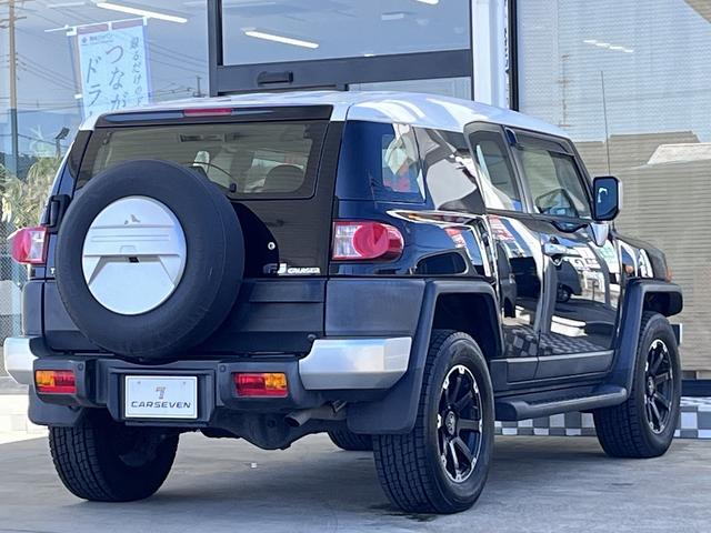 ＦＪクルーザー ベースグレード　車検整備付　保証付　純正メモリーナビ　Ｂｌｕｅｔｏｏｔｈ　ＵＳＢ端子　バックカメラ　ルームミラータイプドライブレコーダー　リアクリアランスソナー　キーレス　ブラック／白ツートン　社外アルミ（4枚目）