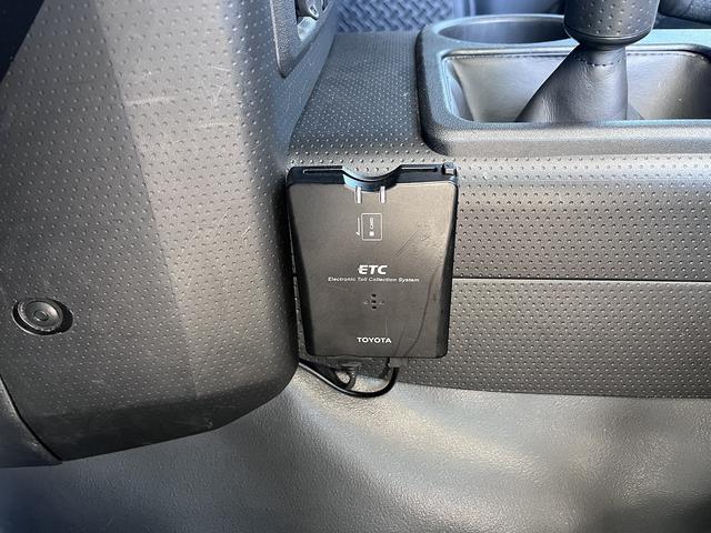 ＦＪクルーザー ベースグレード　車検整備付　保証付　純正メモリーナビ　Ｂｌｕｅｔｏｏｔｈ　ＵＳＢ端子　バックカメラ　ルームミラータイプドライブレコーダー　リアクリアランスソナー　キーレス　ブラック／白ツートン　社外アルミ（12枚目）
