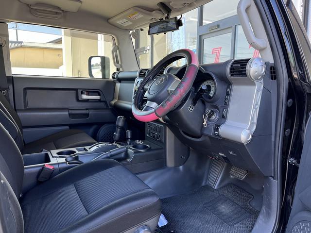 ＦＪクルーザー ベースグレード　車検整備付　保証付　純正メモリーナビ　Ｂｌｕｅｔｏｏｔｈ　ＵＳＢ端子　バックカメラ　ルームミラータイプドライブレコーダー　リアクリアランスソナー　キーレス　ブラック／白ツートン　社外アルミ（17枚目）