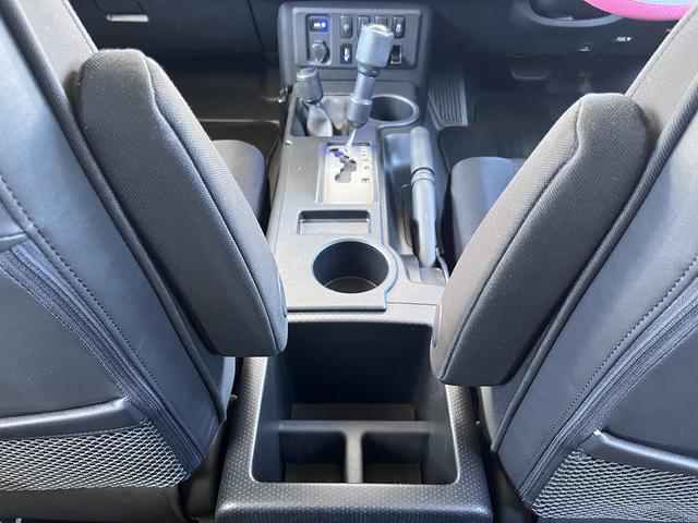 ＦＪクルーザー ベースグレード　車検整備付　保証付　純正メモリーナビ　Ｂｌｕｅｔｏｏｔｈ　ＵＳＢ端子　バックカメラ　ルームミラータイプドライブレコーダー　リアクリアランスソナー　キーレス　ブラック／白ツートン　社外アルミ（54枚目）
