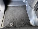 ベースグレード　車検整備付　保証付　純正メモリーナビ　Ｂｌｕｅｔｏｏｔｈ　ＵＳＢ端子　バックカメラ　ルームミラータイプドライブレコーダー　リアクリアランスソナー　キーレス　ブラック／白ツートン　社外アルミ（64枚目）