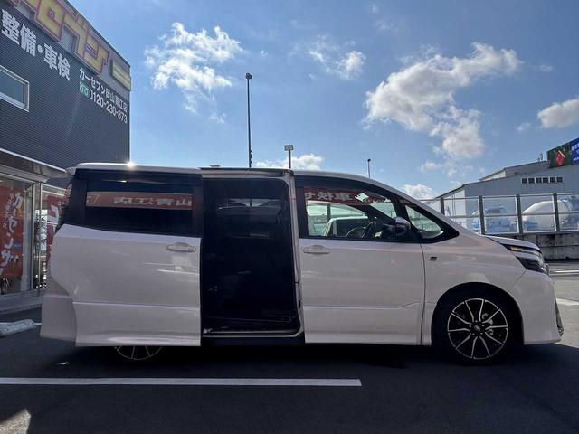 ヴォクシー ZS GRスポーツ GR専用フルエアロ・シート・ステアリング・18インチアルミ 両側電動スライドドア ナビNSZN-W66T フルセグ BT ETC Bカメラ ウーファー・ツイーター デュアルエアコン オートハイビーム(11枚目)