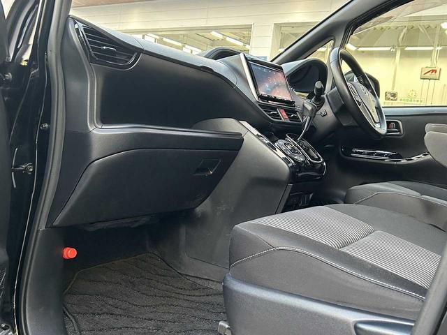 ヴォクシー ＺＳ　純正ナビＮＳＺＴ－Ｙ６６Ｔ　フルセグ　Ｂｌｕｅｔｏｏｔｈ　ＨＤＭＩ　ＵＳＢ　ＥＴＣ　クルコン　オートハイビーム　衝突軽減ブレーキ　オートリトラミラー　ＥＳＣ　レーンキープ　両側電動スライドドア（39枚目）