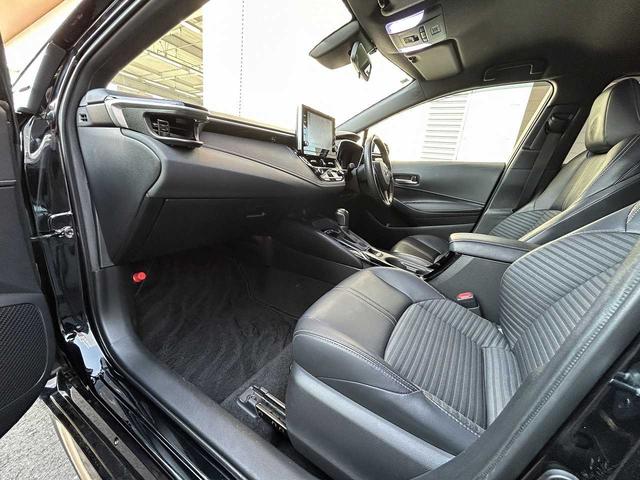 カローラスポーツ ハイブリッドＧ　フルセグ　Ｂｌｕｅｔｏｏｔｈ　バックカメラ　ＵＳＢ　ＥＴＣ　シートヒーター　クルコン　ＥＳＣ　レーンキープ　ＢＳＭ　ＲＣＴＡ　オートハイビーム　オートＬＥＤライト　衝突軽減ブレーキ　社外マフラー（11枚目）