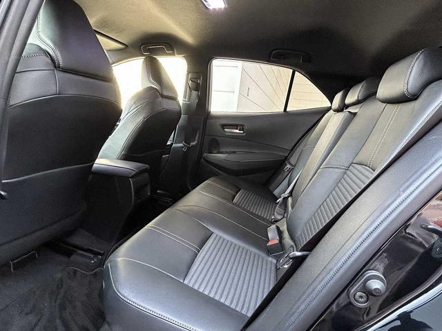 カローラスポーツ ハイブリッドＧ　フルセグ　Ｂｌｕｅｔｏｏｔｈ　バックカメラ　ＵＳＢ　ＥＴＣ　シートヒーター　クルコン　ＥＳＣ　レーンキープ　ＢＳＭ　ＲＣＴＡ　オートハイビーム　オートＬＥＤライト　衝突軽減ブレーキ　社外マフラー（13枚目）