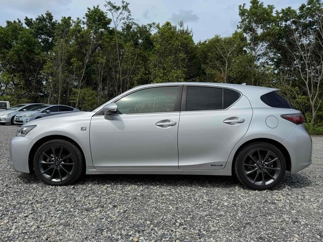 ＣＴ ＣＴ２００ｈ　Ｆスポーツ　禁煙車／１２ヶ月保証／安全装置／ナビ／Ｂｌｕｅｔｏｏｔｈ／ＤＶＤ再生／バックモニター／サンルーフ／スマートキー／ＥＴＣ／フルセグＴＶ／パワーシート／シートヒーター（9枚目）