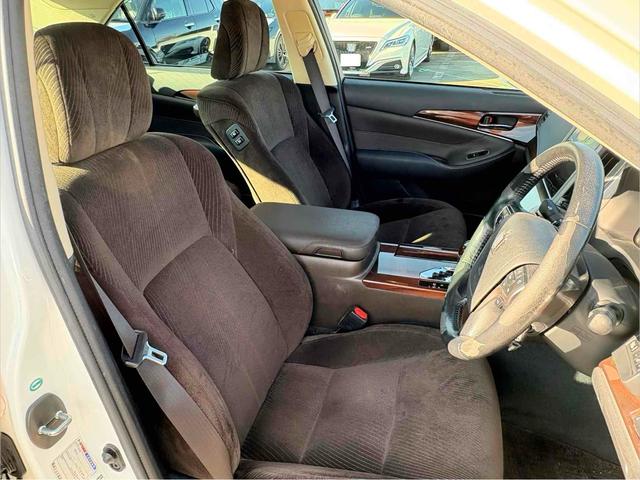 クラウンハイブリッド ロイヤルサルーン　ワンオーナー／禁煙車／１２ヶ月保証／ナビ／Ｂｌｕｅｔｏｏｔｈ／スマートキー／フルセグＴＶ／クルーズコントロール／パワーシート／シートヒーター／ステアリングヒーター（14枚目）